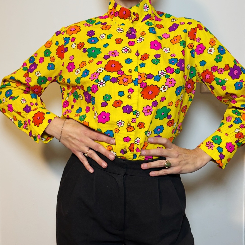 Bright vintage long sleeve top
